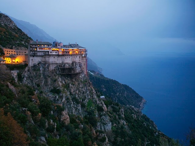 Cum se fac slujbele în Athos. Liturghia la Simonos Petras