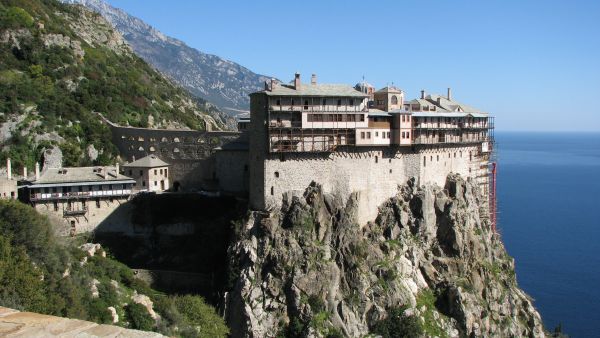 Mănăstirea Simonos Petras – locul unde te simţi mai aproape de cer